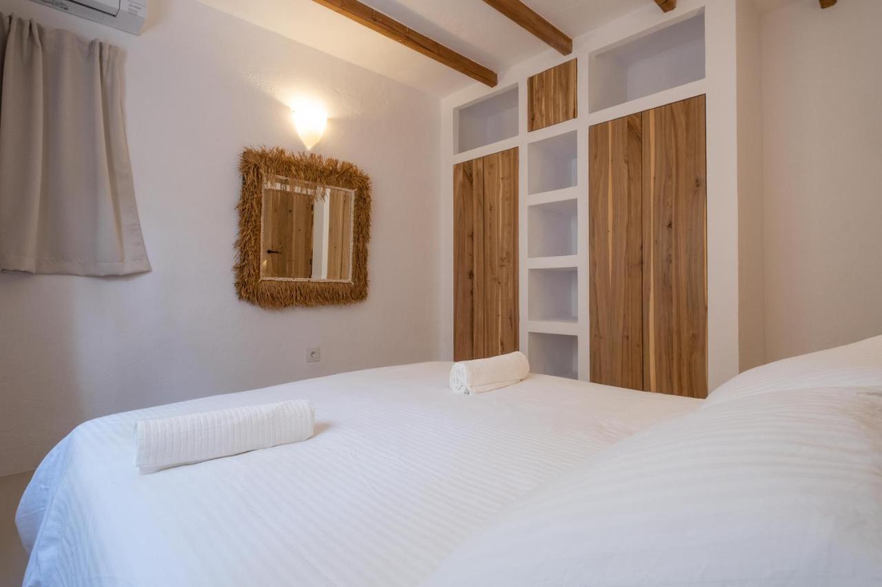 Oasis Complex * Cala Llonga (Ibiza)
